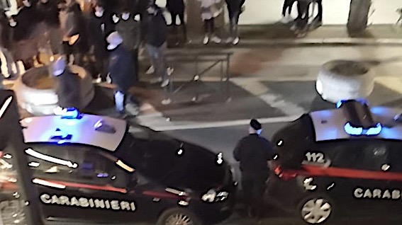 Arona, giovani assembrati e senza mascherina: intervengono i carabinieri per una colluttazione