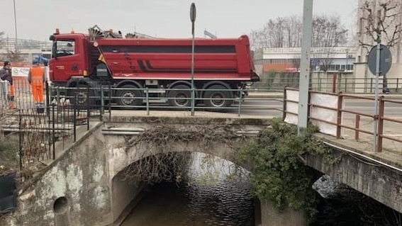 Arona, effettuate prove di staticità dei ponti sul Vevera di via Milano e viale Baracca