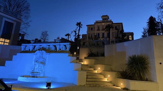 Arona, Giorno della Memoria: illuminata di blu la fontana di Villa Cantoni