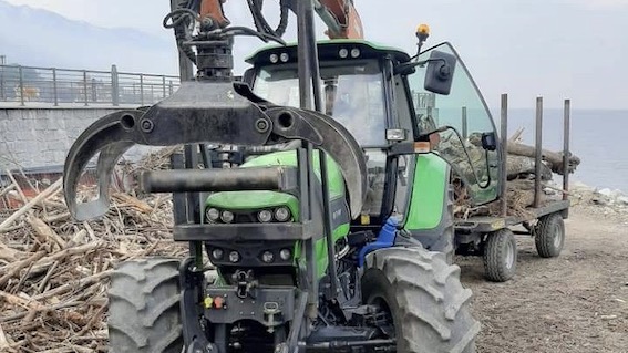 Stresa, si libera il lungolago dalla legna accatastata
