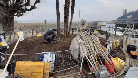 Stresa, iniziati i lavori di riqualificazione dell'aiuola della Sirenetta