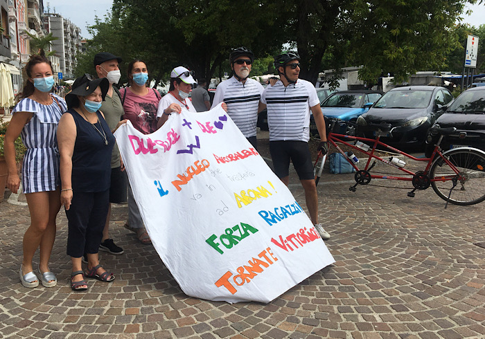 100km in tandem con arrivo ad Arona: il romantico viaggio di Maurizio, non vedente che vuole insegnare al mondo che c’è vita anche nelle RSA