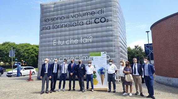 Arona, inaugurato il maxi cubo dell'iniziativa del Rotary Club Borgomanero-Arona