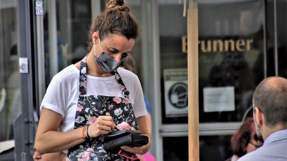 Arona: tanti clienti nei locali, ma i gestori cercano personale