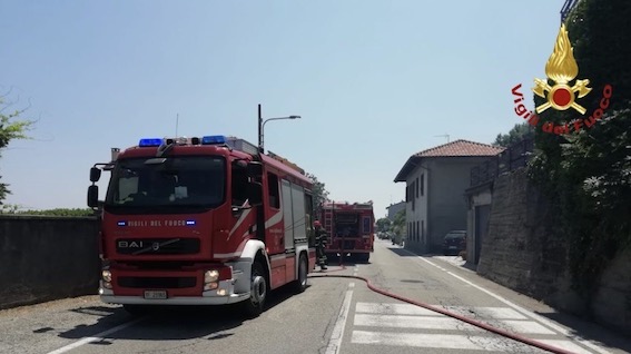 Massino Visconti: bosco e sterpaglie in fiamme