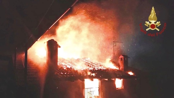 Abitazione in fiamme a Tapigliano, intervengono i vigili del fuoco