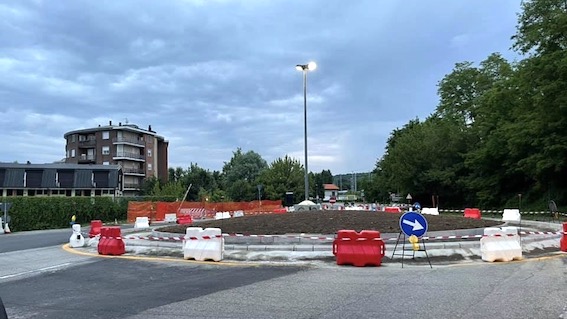 Arona, procedono i lavori di realizzazione della rotonda all'ingresso della città
