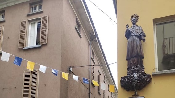 Arona, il San Carlino riposizionato nel corso