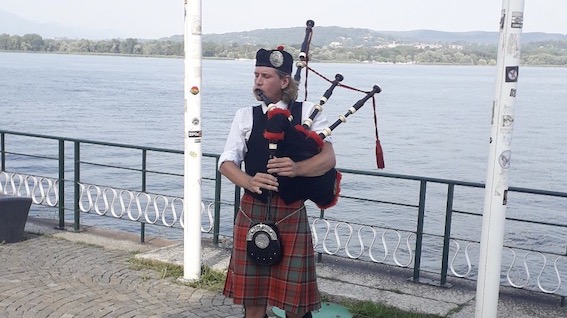 Arona, atmosfera "scozzese" sul lungolago