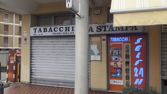  Arona, gestori di tabaccheria malmenati da un cliente