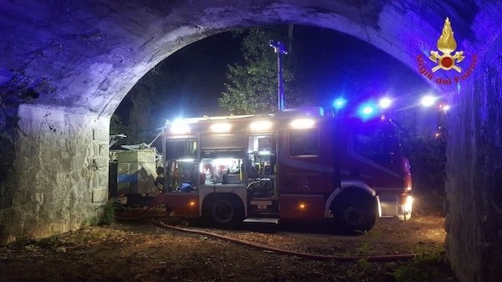 Lesa, fiamme nella notte ad una catasta di legno nei pressi della ferrovia