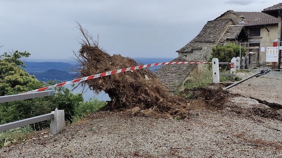 Maltempo a Massino Visconti: danni al piazzale di San Salvatore. Foto