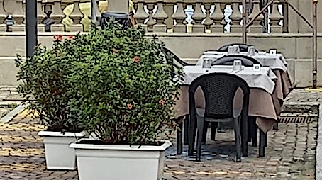 Arona: tavolini autorizzati su posto disabili, ma delibera di giunta lo vieta