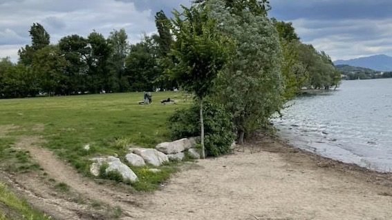 Arona, balneabile la "spiaggia del Sorriso"