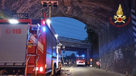 Vigili del fuoco: rimosse parti pericolanti del ponte sulla ferrovia