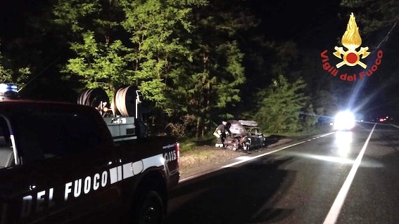 Varallo Pombia, auto in fiamme sulla SS336
