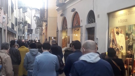 Arona, tanta gente nell'ultimo week-end "giallo"