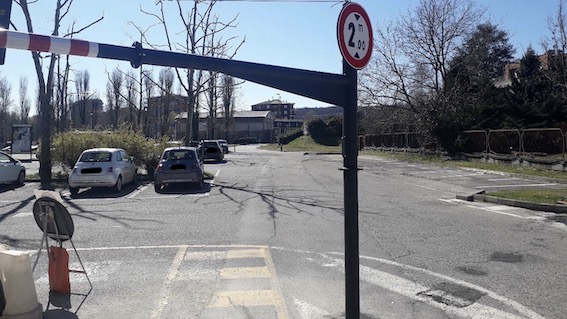Arona, limitatori di altezza in piazzale Moro e vie limitrofe