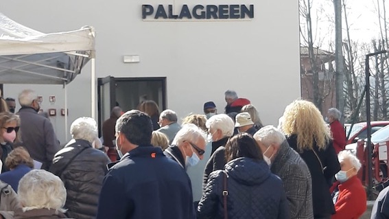 Arona: per un problema tecnico mercoledì code al Palagreen dove sono in corso le vaccinazioni