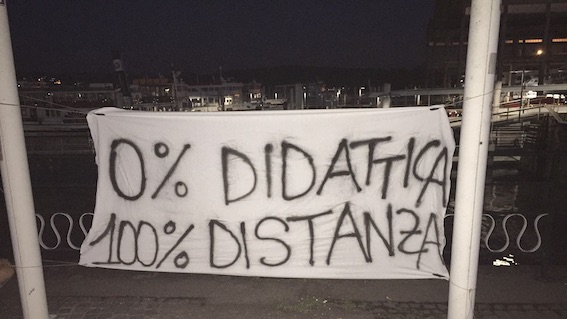 Arona, altri striscioni contro la didattica a distanza