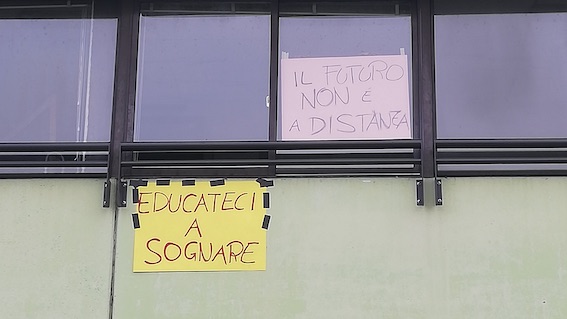 Arona, cartelli all'IIS Fermi contro la dad