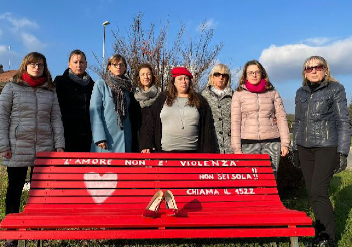 Invorio colloca la “Panchina rossa” contro la violenza sulle donne e aderisce al patto dei comuni per la parità di genere