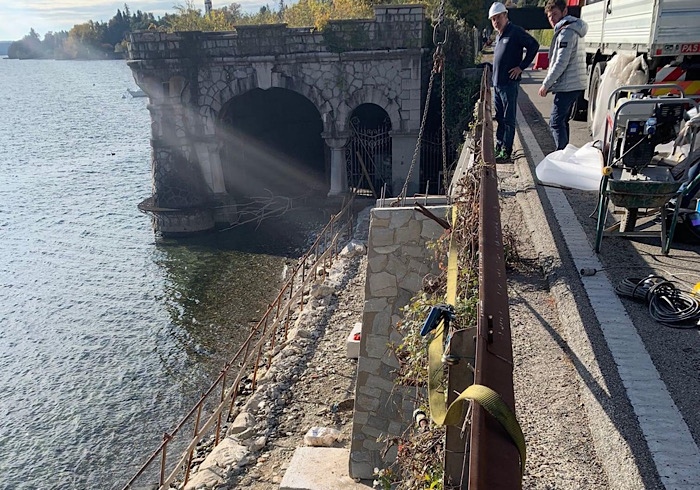 Lesa: posati i pilastri che sosterranno la passeggiata sul lungolago 