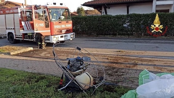 Borgo Ticino, cade parapendio a motore: un ferito. Intervento dei vigili del fuoco