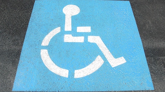 Ruspa posteggiata da qualche giorno su un parcheggio disabili