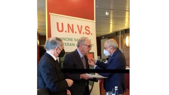 Arona, consegnato il "distintivo d'argento UNVS" ad Alfonso De Giorgis