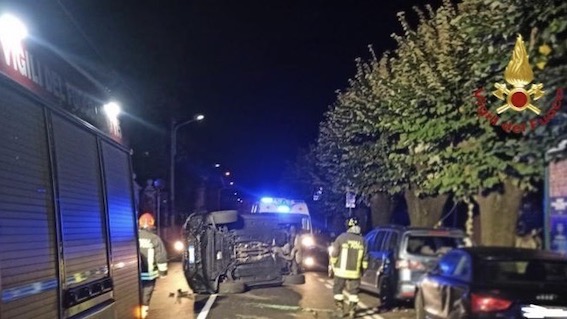 Arona, suv ribaltato: intervento dei vigili del fuoco