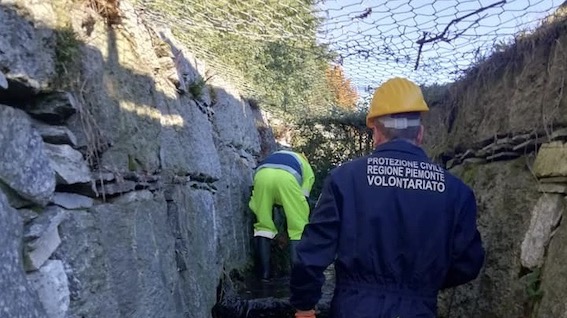 Massino Visconti, volontari di Protezione Civile hanno ripulito un rio. Foto