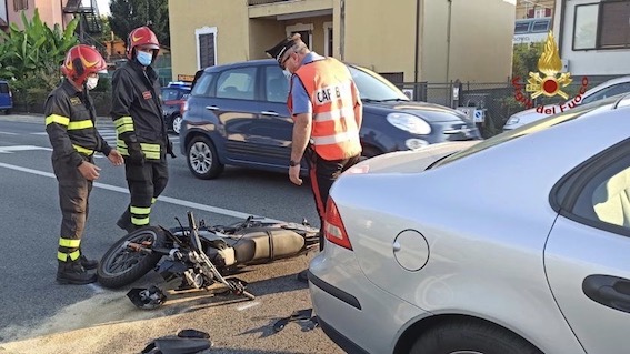 Dormelletto, scontro auto-moto sulla SS33: ferito il centauro