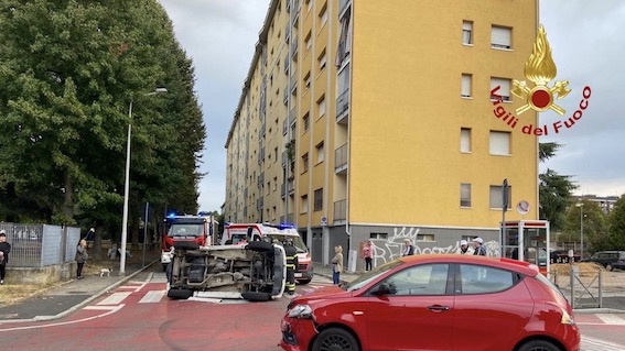 Novara, incidente ad un incrocio cittadino: una persona ferita