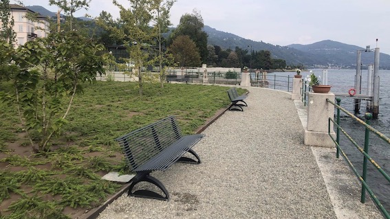 Meina, nuove panchine sul lungolago