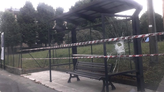 Arona, danneggiata pensilina del bus scolastico