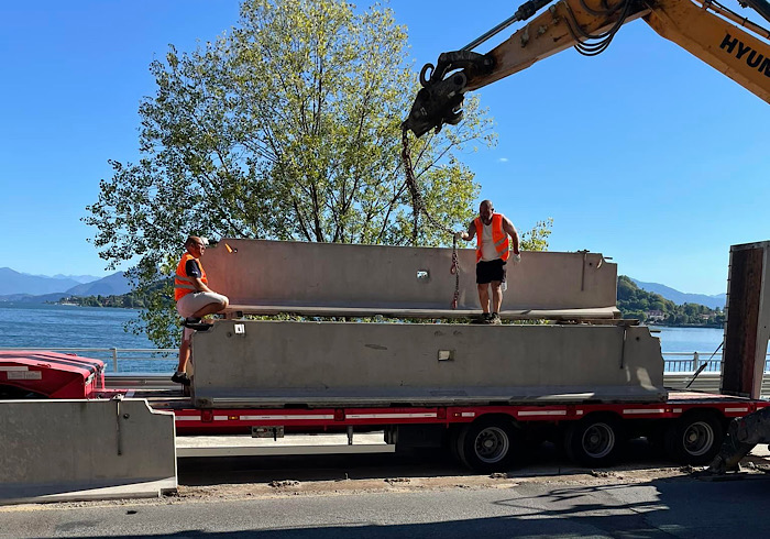 Arona: SS33 verso la riapertura a doppio senso. Iniziata la rimozione dei blocchi di cemento