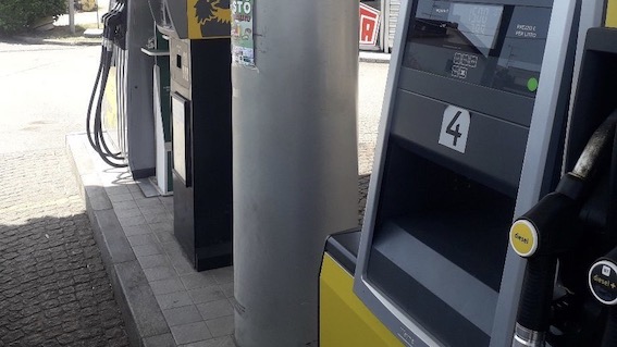 Oleggio Castello, distributore di benzina automatico parla in dialetto