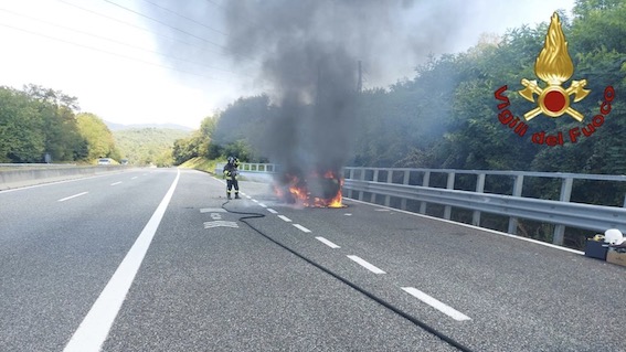 Meina, auto in fiamme sulla A26