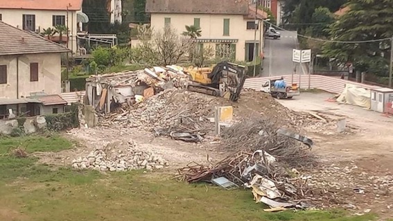 Arona, abbattuto lo stabile ex Itis
