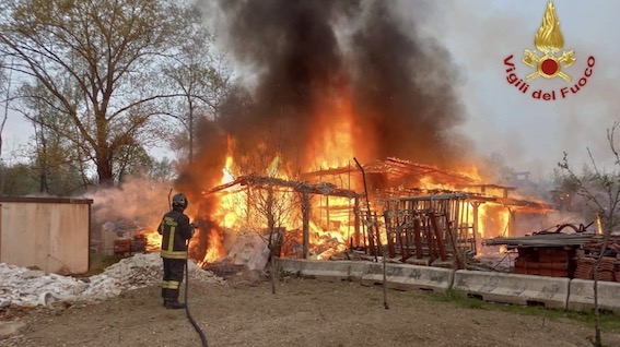  Arona, due box in fiamme. Foto