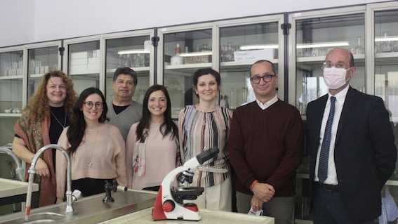 Avis Arona: donato un microscopio all’Istituto "Fermi" 
