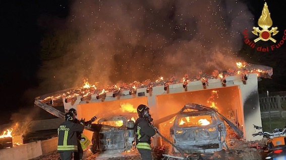 Pombia, garage in fiamme. Foto