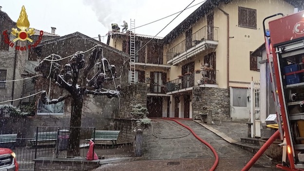 Colazza, camino in fiamme: intervento dei vigili del fuoco