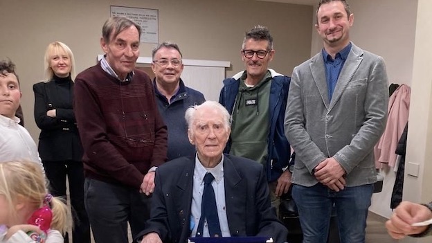 Comignago, 100 candeline per il signor Walter