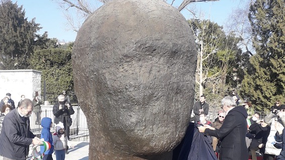 Inaugurata la scultura "A head of Meina" per ricordare le vittime dell'eccidio degli Ebrei