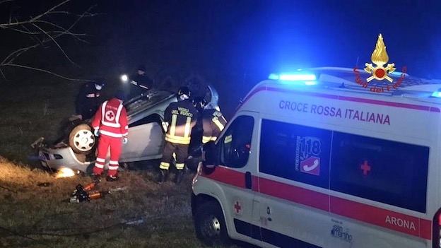 Castelletto Ticino, auto si ribalta sulla sp30