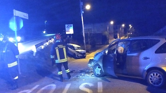 Borgo Ticino, scontro fra due auto