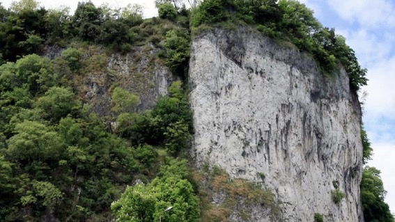 Arona, domani chiuso un tratto della SS33 per verifica  geologica sulla parete della rocca