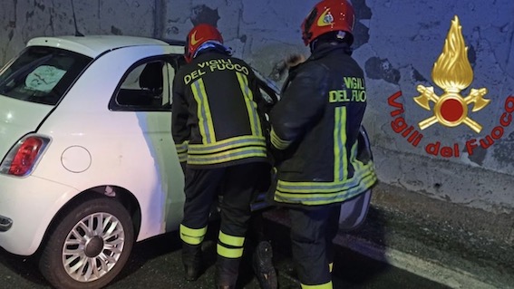 A26, incidente in galleria: intervento dei vigili del fuoco